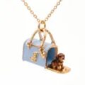 Gedetailleerd shot van de miniatuur huisdier handtas ketting met schattige bruine pup. - Blauwe Tas Ketting met Hondenpatroon (JPNK262808KI)