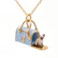 Detailopname van een vergulde minihandtas kettinghanger met een schattig kattenfiguurtje. - Blauwe Tas Ketting met Kattenpatroon (JPNK262808KI) / Blauw