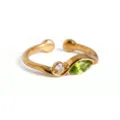 Anillo abierto de acero inoxidable bañado en oro de 18K con detalles de piedras de nacimiento. - Anillo de Agosto