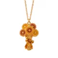 Primer plano detallado del hermoso collar con colgante de ramo de flores esmaltadas. - Flor de Nacimiento de Noviembre