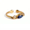 Detalle de anillo abierto minimalista con piedras redondas y marquise en baño de oro. - Anillo de Septiembre