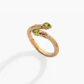 Anillo geométrico abierto de acero inoxidable chapado en oro 18k con circonita verde detalle - Anillo abierto / Agosto