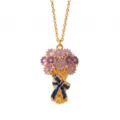 Primer plano detallado de un collar con ramo de flores de esmalte dorado y perlas. - Flor de Nacimiento de Septiembre