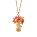 Primer plano de collar bañado en oro con colgante de ramo de rosas esmaltadas y lazo. - Flor de Nacimiento de Junio