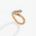 vista detallada del anillo de metal dorado elegante con piedras de circon blue claro brillante - Anillo abierto / Marzo