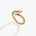 Anillo abierto de acero inoxidable bañado en oro 18k con circonitas en forma de pera. - Anillo abierto / Abril
