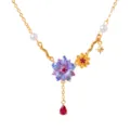 Prachtige geëmailleerde bloemenketting met parels en rode hanger, elegante gouden sieraden. - Juli Geboortebloem
