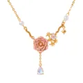 Prachtige roze bloemhanger ketting met glanzende parels en een delicate druppelkristal. - Juni Geboortebloem