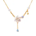 Detailopname van de vergulde emaille bloemenketting met parels en kristallen druppelhangers. - Maart Geboortebloem