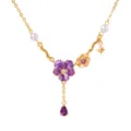 Prachtige vergulde ketting met een paarse emaille bloem, parels en kristallen hanger. - Februari Geboortebloem