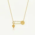 Vue détaillée du collier épingle plaqué or avec tournesol et pendentif cristal cœur jaune. - Collier fleur épingle de novembre