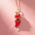 Vergoldete, zum Öffnen gegebene rote Chilischote Anhänger Halskette mit kleiner Blume. - Chili-Medaillon-Halsketten
