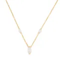 Detalle de collar de acero inoxidable dorado con relucientes circonitas de talla marquesa cerca - Collar de Strass Marquesa
