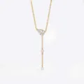 Exquisito collar de circonita en forma de Y con colgante de gota y delicada cadena dorada. - Collares en Y de gota de agua con borla