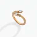 Anillo abierto chapado en oro de 18k con elegantes piedras en forma de lágrima y diseño. - Anillo abierto / Junio