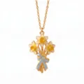Vergoldete Narzissen-Blumenstrauß-Halskette mit Emaille-Blumen und blauer Schleife Schmuck. - März Geburtsblume