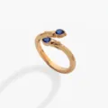 Anillo envolvente de acero inoxidable bañado en oro con dos hermosas circonitas azules. - Anillo abierto / Septiembre