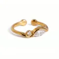 Primer plano detallado de anillo abierto minimalista con piedras redondas y marquise en oro. - Anillo de Abril