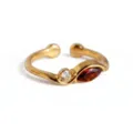 Detalle de anillo abierto de acero inoxidable dorado con piedras de nacimiento. - Anillo de Enero