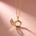 Nahaufnahme der goldenen Sternmedaillon-Halskette mit offenem Design und feinen Ketten. - Halskette mit Sternen-Glasmedaillon