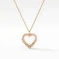 Gedetailleerd close-up van een vintage hartvormige medaillon hanger ketting met emaille. - Hart Medaillon Ketting met Roze Rand
