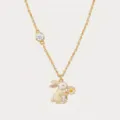 Gedetailleerde close-up van een vergulde ketting met diamantzetting en emaille konijnenhanger. - April Chinese dierenriem konijn kettingen