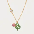 Vergulde slangenhangerketting met geëmailleerde roze bloemen en een elegante pareldetail. - Juni Chinese dierenriem slang kettingen