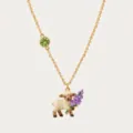 Detail van de vergulde ketting met schattige geëmailleerde schaap hanger met bloemen. - Augustus Chinese dierenriem schaap kettingen