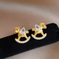 Boucles d'oreilles puces cheval à bascule doré avec zirconias blancs étincelants, bijoux chic. - Boucles d'oreilles tiges cheval à bascule en zircone dorée (20# Tige en argent) / Dorure / Or