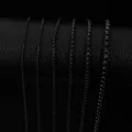 Nahaufnahme im Detail von sechs verschiedenen dicken schwarzen Titanstahlketten auf Rolle. - 2.0mm*45cm / Schwarz