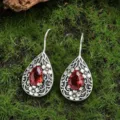 Vintage Silber Ohrringe mit rotem Edelstein und filigranem Blumenmuster im antiken Design. - Retro Roter Edelstein Tropfen Ohrringe (Stil 5)