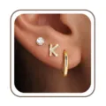 Gouden letter K oorbellen set met strass knoppen en minimalistische creolen stijl. - Letter K Set