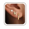 Modieuze oorbellen set met sprankelende strass letter M knop en elegante creolen. - Letter M Set