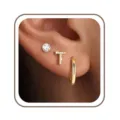 Gouden letter T orenring set met zirkonia pavé, minimalistische oorringen en solitaire oknopjes. - Letter T Set