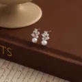 Primer plano detallado de pendientes de perlas y circonitas con elegantes piedras de lágrima. - Estilo 1 / Plateado