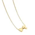 Gros plan sur le pendentif croix et cœur dorés, élégant collier clavicule tendance. - Cœur et Croix (2026-05-N-5994) / Or