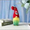 Simpatico peluche gnomo arcobaleno con lunga barba e cappello rosso per decorazioni natalizie. - Cuore Arcobaleno (E3-13)