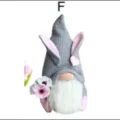 Osterhase Wichtel Plueschpuppe mit grauem Hut und Blumen fuer Fruehlings-Heimdekor. - Stil F