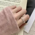 S925 sterling zilveren holle bloem ring voor vrouwen, delicate minimalistische stijl sieraden. - Verstelbaar Open / Opengewerkte Kant Bloem Stijl (K1614)