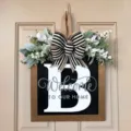 Letrero de madera para puerta principal con letra B, lazo blanco negro y flores para hogar - Letra B