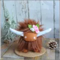 Simpatico peluche di mucca scozzese con pelliccia soffice, corna bianche e bel decoro floreale - Marrone scuro
