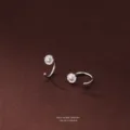 S999 zilveren minimalisten bloem hoop oorbellen voor vrouwen, subtiele oorstekers. - 990 zilver / Madeliefje