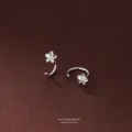 S999 zilver minimalistische bloem oorhaken voor vrouwen, delicate kraakbeen oorbellen. - 990 zilver / Bloem