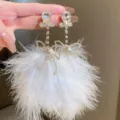 Boucles d'oreilles pendantes à pampilles en plumes blanches et strass élégantes chic - Nœud Blanc