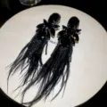 Exquis boucles d'oreilles à pampilles en plumes noires et strass géométriques. - Fleur Noire