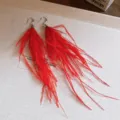 Boucles d'oreilles à pampilles en plumes rouges, longues boucles bohèmes, bijoux tendance chic. - Glands Rouges