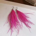 Boucles d'oreilles à pampilles en plumes rose vif avec crochets argentés, style bohème. - Gland Rose Rouge