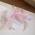 Boucles d'oreilles pompon plume rose clous dorés, bijoux fantaisie style bohème vacances. - Plume Rose