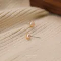 Minimalistische 925 sterling zilveren echte zoetwater parel oorknopjes voor dames. - 5mm / Zonnesteen