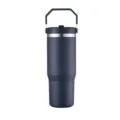 Nahaufnahme eines 30oz marineblauen Vakuum-Isolierbechers mit praktischem Tragegriff - Marineblau